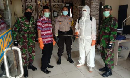 AIPTU K.Handoko hadiri penyemprotan Disinfektan Cegah Penularan Virus Corona Di Kantor Kelurahan