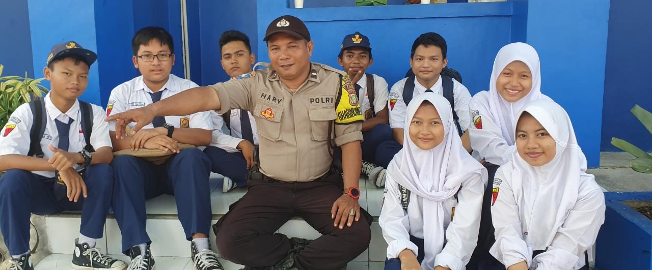 Sambang Polkis Ke Sekolah, Bhabinkamtibmas Imbau Siswa Untuk Tidak Tawuran