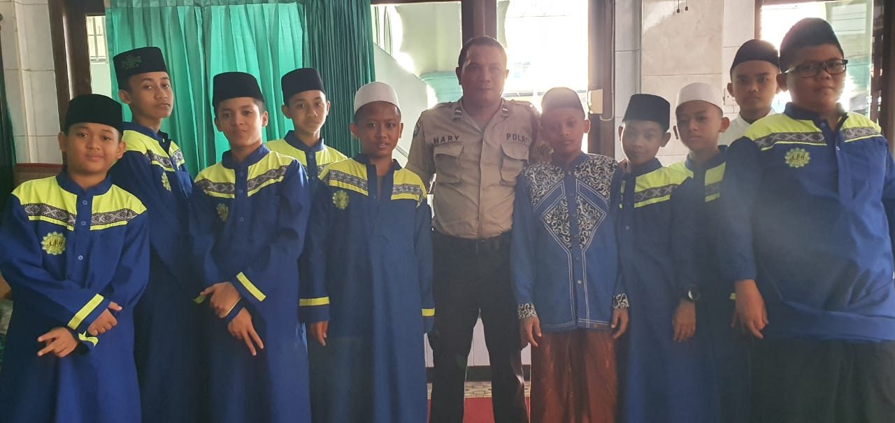 Sambang Polsantren, Bhabinkamtibmas Mengajak Santri Ikut Berperan Aktif Menjaga Keamanan