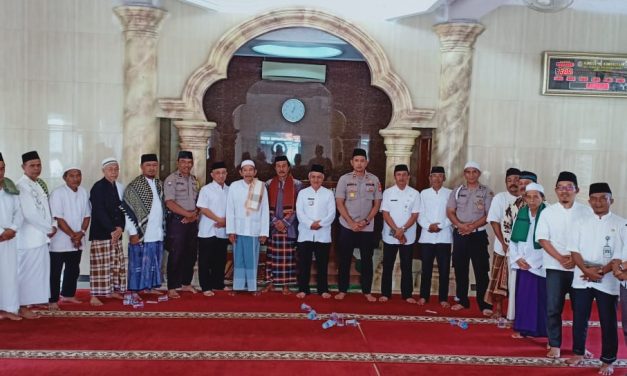 KAPOLSEK BENDA DAN CAMAT BENDA MELAKSANAKAN SHOLAT JUMAT KELILING