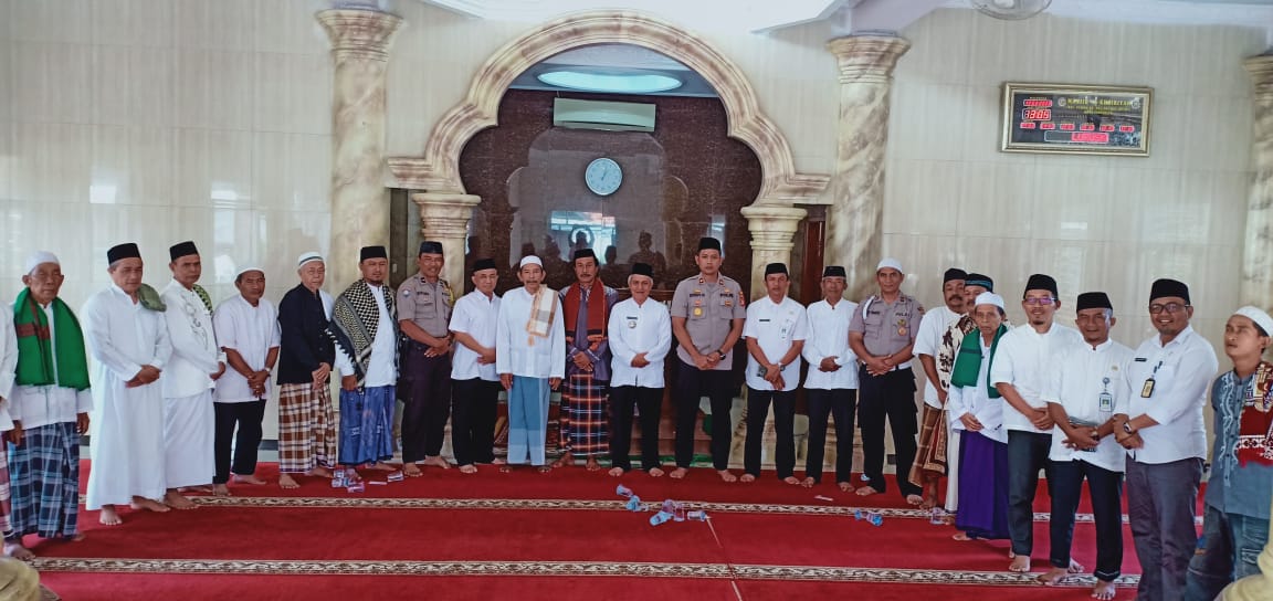 KAPOLSEK BENDA DAN CAMAT BENDA MELAKSANAKAN SHOLAT JUMAT KELILING