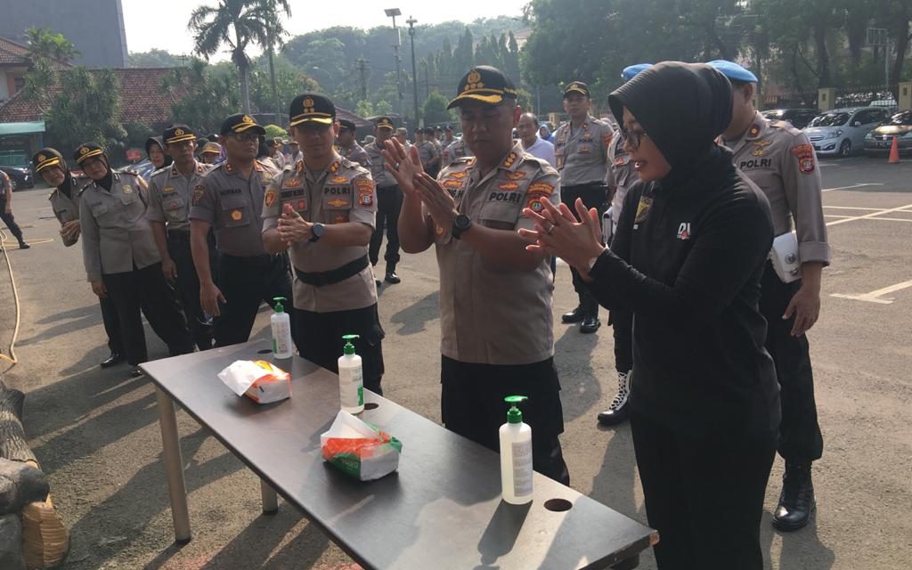 Cegah Corona, Polrestro Tangerang Kota Lakukan Gerakan Cuci Tangan Massal dan Bersih-bersih