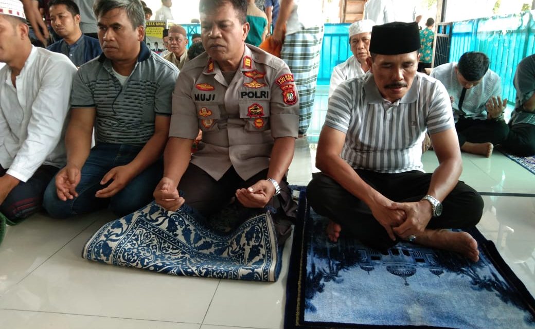 Kapolsek Batu Ceper beserta anggota personil Sholat Jumat berjamaah bersama warga di Masjid Jami AL Muhajirin