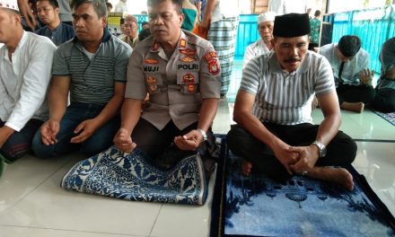 Kapolsek Batu Ceper beserta anggota personil Sholat Jumat berjamaah bersama warga di Masjid Jami AL Muhajirin