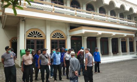 Polsek Batu Ceper melaksanakan Kegiatan Kerja Bhakti gotong royong dalam membersihkan tempat ibadah Di Masjid An-Nur Pasar kebon besar dalam rangka pencegahan Virus Corona ( Covid – 19 )