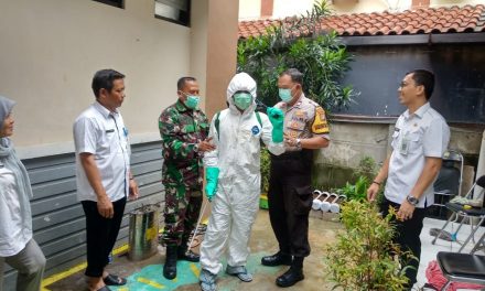 Bhabinkamtibmas Bersama Tiga Pilar Melaksanakan Penyemprotan Cairan Desinfektan Di Kantor Kelurahan Panunggangan