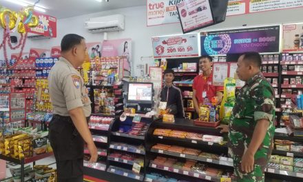 Bhabinkamtibmas Polsek Cipondoh Pantau Stok Sembako Di Minimarket