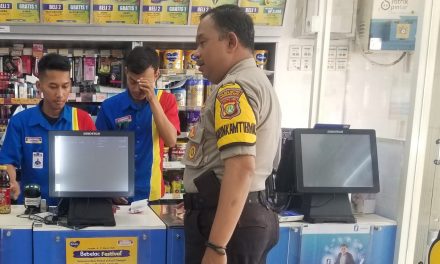 Aiptu Mulyadih Melakukan Pemantauan Kondisi Sembako Di Minimarket