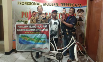 Pengembara, Pengelana Dan Pengemudi Sepeda Ontel Keliling Pulau Jawa- Bali Tiba Bertamu Ke Polsek Batu Ceper Untuk Istirahat