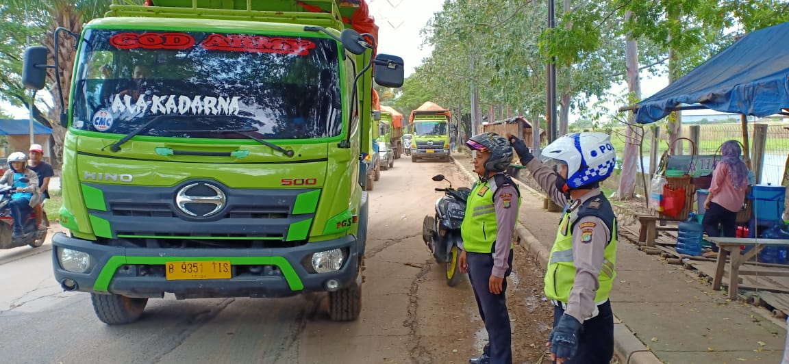 Barisan Puluhan Truck Tanah di Tertibkan oleh Polsek Batu Ceper