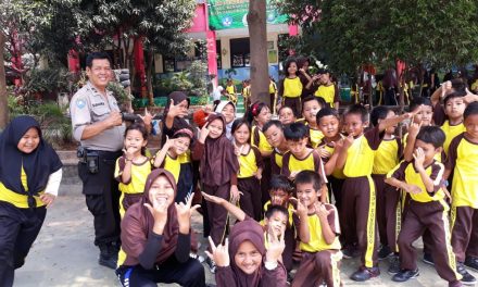 Sambang Polkis Aiptu Suhandi Ke Sekolah, Mengajak Siswa Rajin Belajar