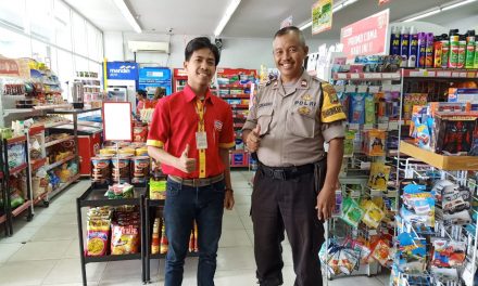 Sambang DDS Ke Minimarket Oleh Bhabinkamtibmas Sekaligus Monitoring Sembako