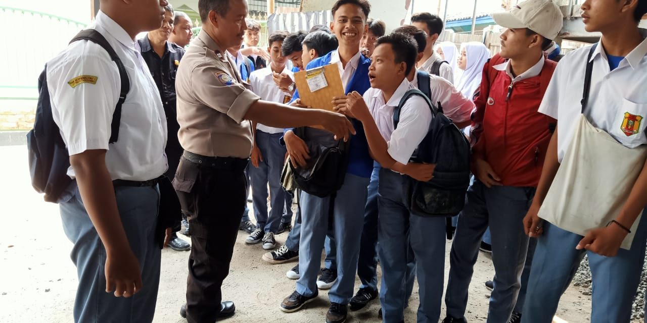 Aiptu Sukarno Mengajak Siswa Bergaul Untuk Hal Yang Positif Saat Sambang Polkis