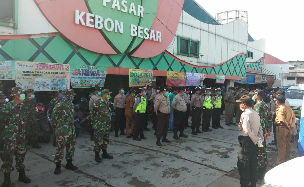 Unsur terkait Tiga Pilar melaksanakan Kegiatan Penyemprotan Disinfektan di Central Ekonomi Pasar Kebon Besar kel.Kebon Besar Kec.Batu Ceper Kota Tangerang