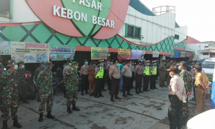 Unsur terkait Tiga Pilar melaksanakan Kegiatan Penyemprotan Disinfektan di Central Ekonomi Pasar Kebon Besar kel.Kebon Besar Kec.Batu Ceper Kota Tangerang