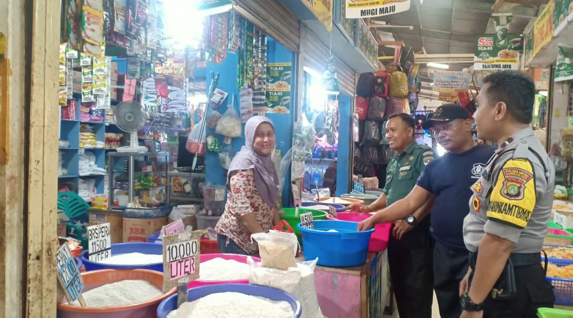 Bhabinkamtibmas Kel. Kebon Besar Bersama Unsur Tiga Pilar Pantau Harga dan Stok Pangan Di Pasar Kebon Besar