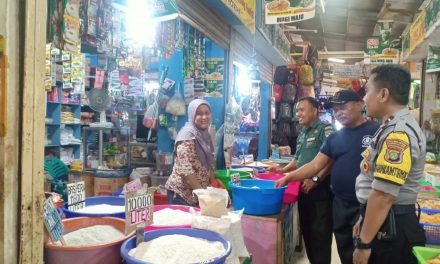 Bhabinkamtibmas Kel. Kebon Besar Bersama Unsur Tiga Pilar Pantau Harga dan Stok Pangan Di Pasar Kebon Besar