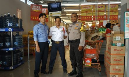 Sambang Kamtibmas, Bripka Sutrisno Pantau Pembelian Sembako Di Supermarket