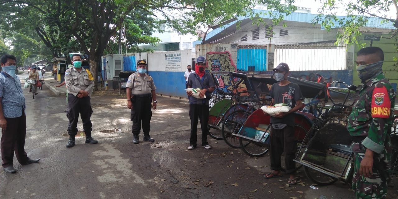 Berikan Beras Bagi Warga Kurang Mampu, Binmas Polsek Neglasari Ajak Warga Jaga Pola Hidup Bersih dan Sehat