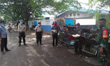 Berikan Beras Bagi Warga Kurang Mampu, Binmas Polsek Neglasari Ajak Warga Jaga Pola Hidup Bersih dan Sehat