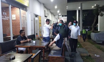 Putus Rantai Covid-19, Kapolsek Bersama Muspika Neglasari Bubarkan Remaja Berkumpul dan Sosialisasi Physical Distancing