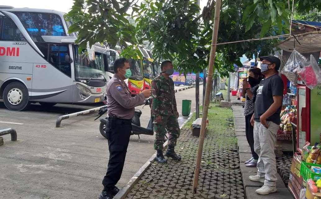 Bhabinkamtibmas Polsek Cipondoh Beri Himbauan Physical Distancing Kepada Para Penumpang Bus di Terminal Poris Plawad