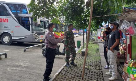 Bhabinkamtibmas Polsek Cipondoh Beri Himbauan Physical Distancing Kepada Para Penumpang Bus di Terminal Poris Plawad