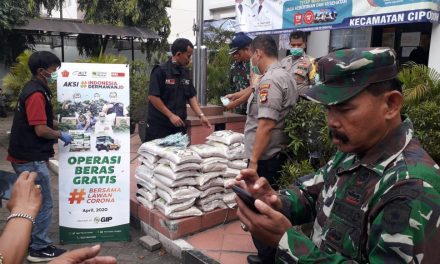 Unsur Tiga Pilar Kel. Petir Berikan Bantuan Beras Dari ACT kepada Warga RW 04 Kel. Petir Cipondoh