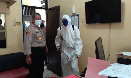 Cegah Pandemi Corona, Polsek Neglasari lakukan Penyemprotan Disinfektan Di Area Mako