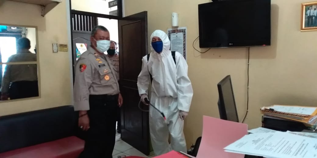 Cegah Pandemi Corona, Polsek Neglasari lakukan Penyemprotan Disinfektan Di Area Mako