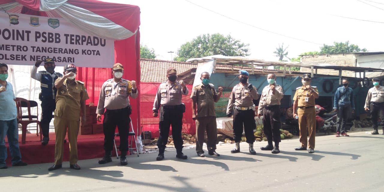 Hari Pertama PSBB, Kapolsek Neglasari Bersama Personil Gabungan Lakukan Pemantauan di Pos Check Point