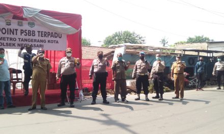 Hari Pertama PSBB, Kapolsek Neglasari Bersama Personil Gabungan Lakukan Pemantauan di Pos Check Point