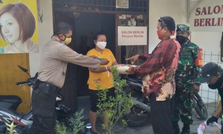 Binmas Polsek Neglasari Kawal Donatur Bagikan sembako kepada Warga Terdampak Covid19