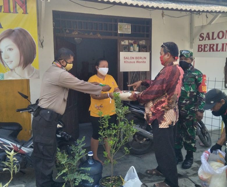 Binmas Polsek Neglasari Kawal Donatur Bagikan sembako kepada Warga Terdampak Covid19