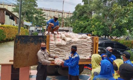 Bhabinkamtibmas Polsek Cipondoh dan Unsur 3 Pilar Laksanakan Penerimaan Bansos Berupa Beras dari DKP Kota Tangerang Untuk Warga Kel. Neroktog