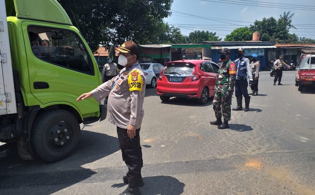 Kapolsek Neglasari Bersama Danramil 02 Btc Lakukan Pemeriksaan Kendaraan di Pos Check Point