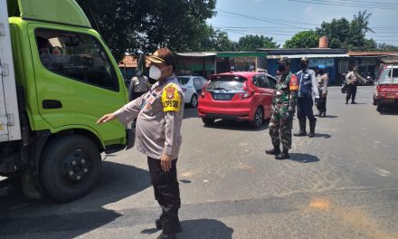 Kapolsek Neglasari Bersama Danramil 02 Btc Lakukan Pemeriksaan Kendaraan di Pos Check Point