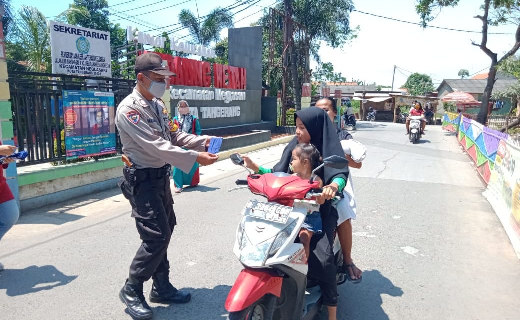 Bripka Marhadi Binmas Polsek Neglasari Bersama Pihak Kelurahan Kedaung Wetan Bagikan Masker Kepada Warga