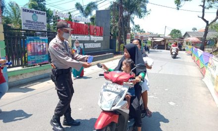 Bripka Marhadi Binmas Polsek Neglasari Bersama Pihak Kelurahan Kedaung Wetan Bagikan Masker Kepada Warga