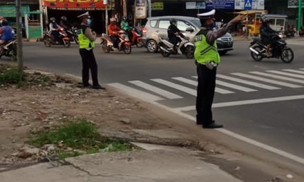 Anggota Lantas Atur Arus Lalu Lintas Di Traffic Light Gondrong