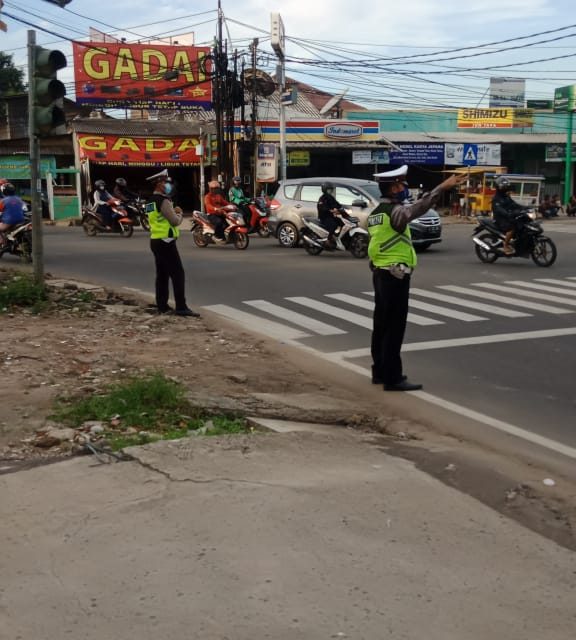 Anggota Lantas Atur Arus Lalu Lintas Di Traffic Light Gondrong