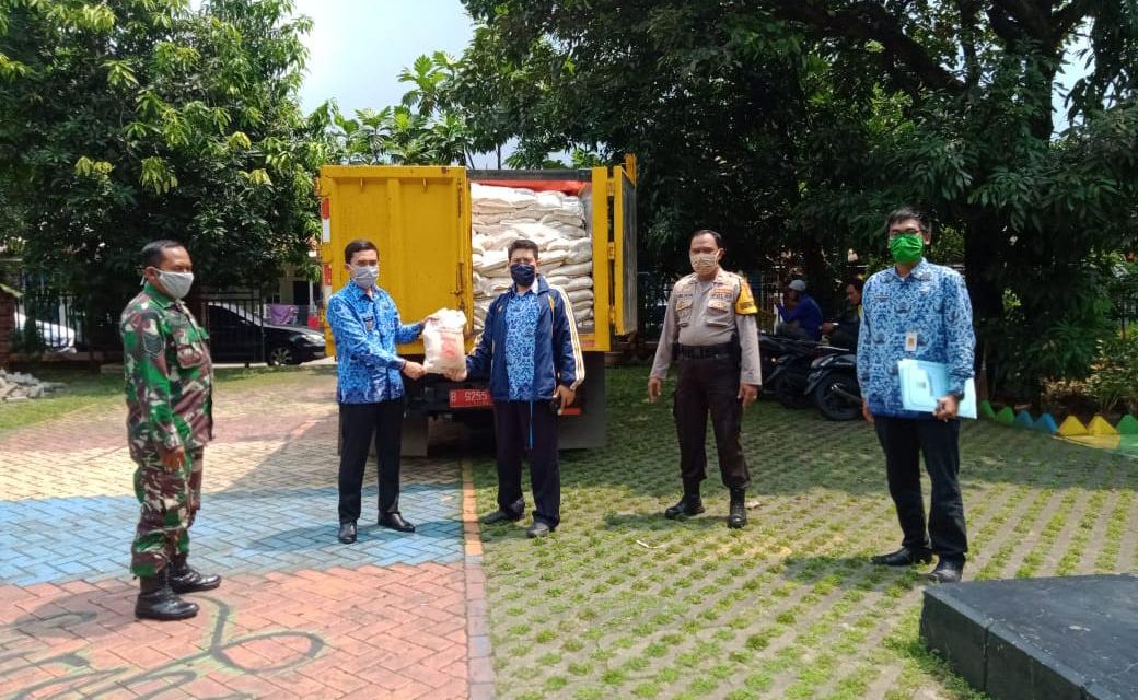 Bhabinkamtibmas Polsek Cipondoh dan Unsur 3 Pilar Laksanakan Penerimaan Bantuan dari DKP Kota Tangerang Untuk Warga Kel. Panunggangan