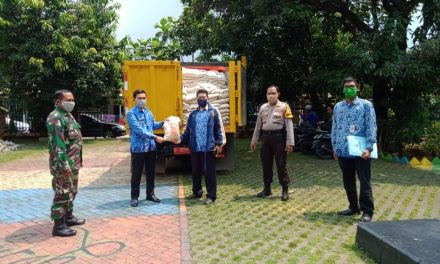 Bhabinkamtibmas Polsek Cipondoh dan Unsur 3 Pilar Laksanakan Penerimaan Bantuan dari DKP Kota Tangerang Untuk Warga Kel. Panunggangan