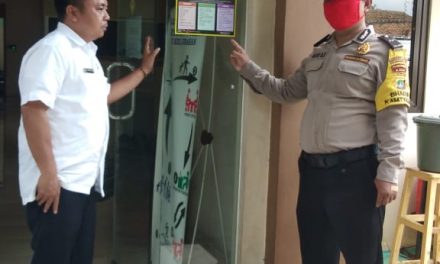 Bhabinkamtibmas Polsek Cipondoh Pasang Himbauan Tidak Mudik Cegah Penyebaran Virus Corona