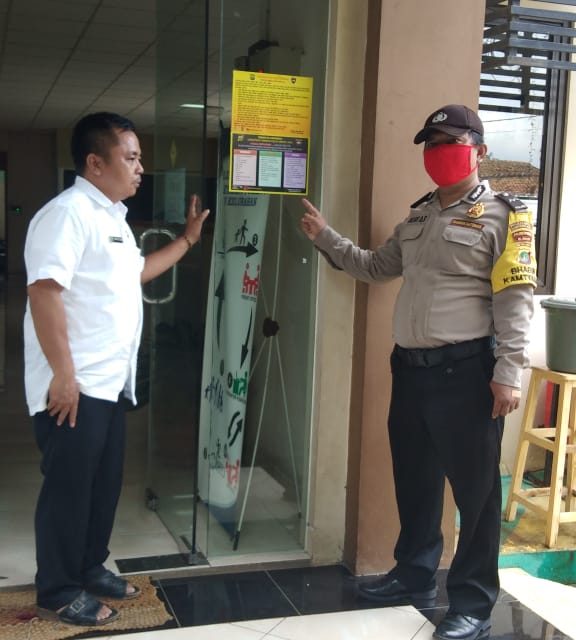 Bhabinkamtibmas Polsek Cipondoh Pasang Himbauan Tidak Mudik Cegah Penyebaran Virus Corona