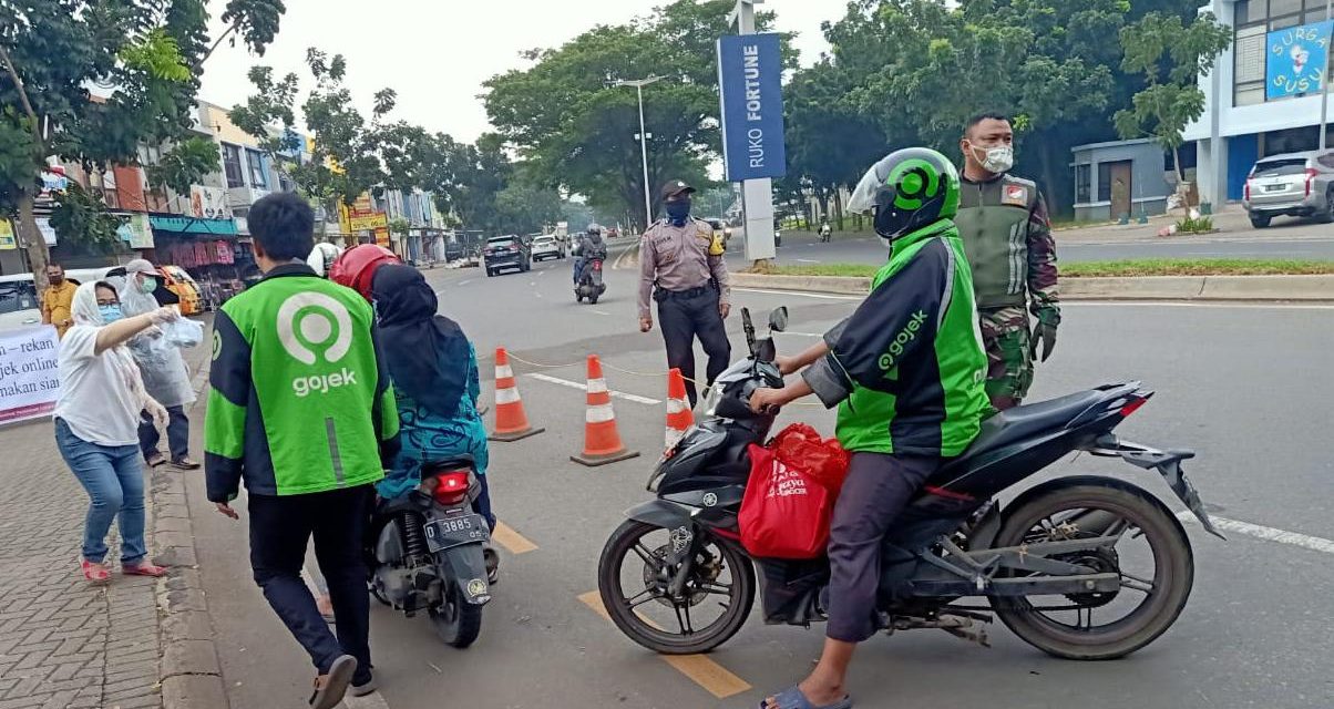 Bhabinkamtibmas Polsek Cipondoh Bersama Unsur 3 Pilar Bagikan Nasi Bungkus Kepada Ojol Di Kel. Sudimara Pinang