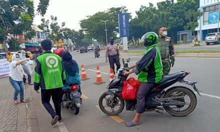 Bhabinkamtibmas Polsek Cipondoh Bersama Unsur 3 Pilar Bagikan Nasi Bungkus Kepada Ojol Di Kel. Sudimara Pinang