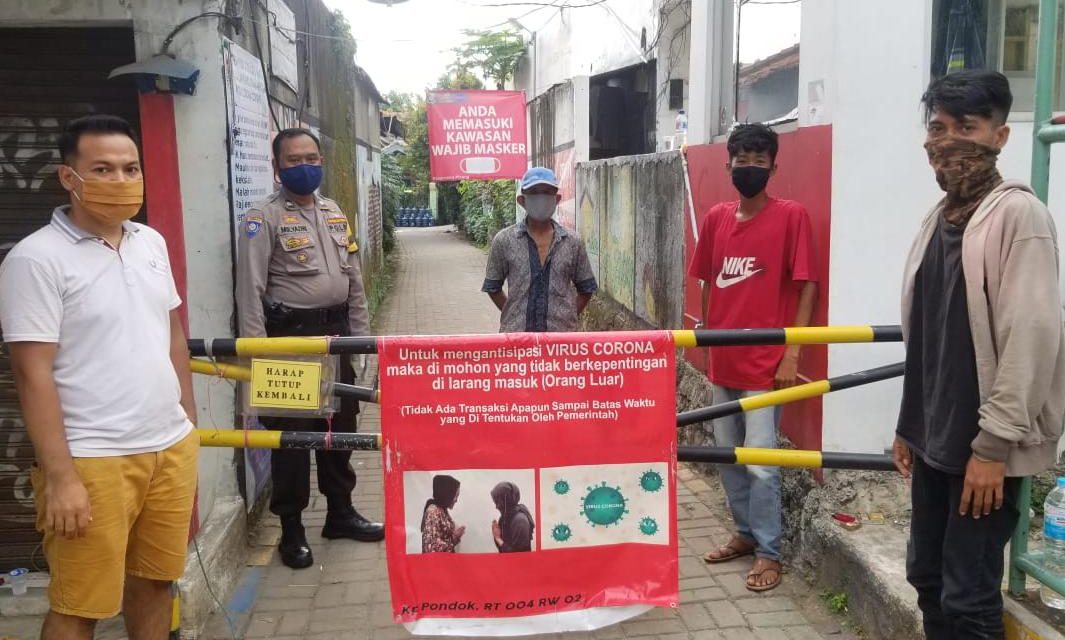 Bhabinkamtibmas Polsek Cipondoh Bersama Warga Laksanakan Pemantauan PSBB Di Kel. Panunggangan