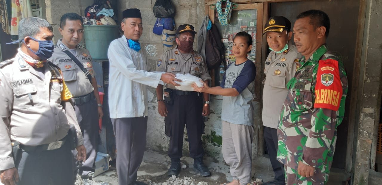 Sat Binmas Restro Tangerang Kota bersama 3 Pilar Kedaung Baru Berikan Paket Sembako Bagi Warga Kurang Mampu