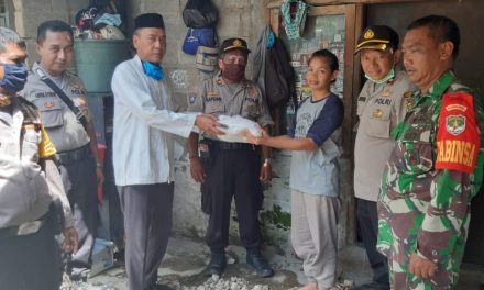 Sat Binmas Restro Tangerang Kota bersama 3 Pilar Kedaung Baru Berikan Paket Sembako Bagi Warga Kurang Mampu